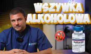 Mężczyzna w kitlu obok butelki leku Disulfiram WZF i symbolu zakazu picia alkoholu.