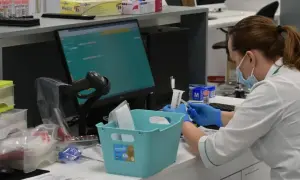 Pracownik laboratorium w maseczce i rękawiczkach przygotowuje próbki. Czy diagnostyka to dobre laboratorium? Tak, gdy jest tak precyzyjna.
