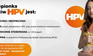 Dziewczynka z plastrem po szczepieniu HPV pokazuje kciuk w górę.