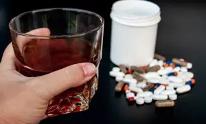 Czy ibuprom można mieszać z alkoholem? Poznaj ryzyka i skutki uboczne