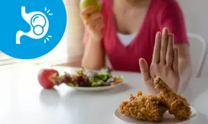Symbol żołądka z bąbelkami i ręka odrzucająca smażonego kurczaka. Zdrowa dieta to klucz do tego, co na wzdęcia.