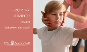Dłoń delikatnie koryguje pozycję głowy chłopca, sugerując pomoc przy kręczu szyi u dziecka.