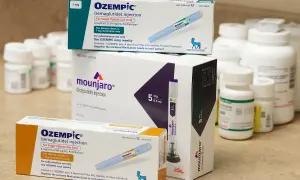 Zastrzyki na odchudzanie: opakowania leków Ozempic i Mounjaro, które pomagają w kontroli wagi.