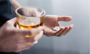 Mieszanie kreatyny z alkoholem: skutki dla zdrowia i efektywności