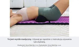 Kobieta leży na macie do akupresury, która wspiera jej odcinek lędźwiowy.