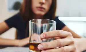Czy przy antykoncepcji można pić alkohol? Poznaj fakty i zagrożenia