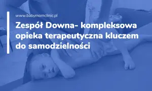 Dziecko z zespołem Downa leżące na macie, terapeuta masuje jego plecy.