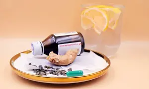 Imbir, herbata i cytryna - naturalne domowe sposoby na zgagę. Obok buteleczka leku i zielona kapsułka.