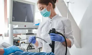 Lekarka w masce przygotowuje się do gastroskopii. Po zabiegu warto unikać alkoholu, by organizm mógł się zregenerować.
