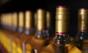 Wysyłanie alkoholu pocztą za granicę: co musisz wiedzieć przed wysyłką