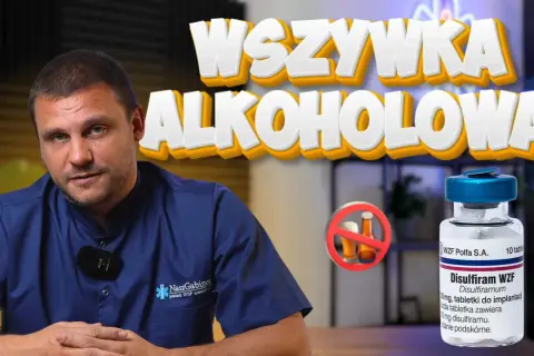 Mężczyzna w kitlu obok butelki leku Disulfiram WZF i symbolu zakazu picia alkoholu.