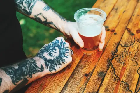 Picie alkoholu po tatuażu: co musisz wiedzieć dla bezpieczeństwa
