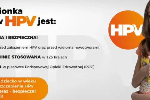 Dziewczynka z plastrem po szczepieniu HPV pokazuje kciuk w górę.
