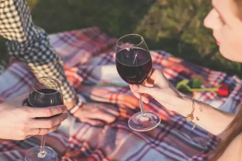 Czy można pić alkohol podczas okresu - poznaj prawdę i zagrożenia