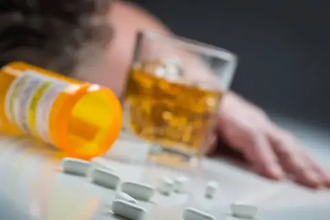 Alkohol i antydepresanty: Ryzyko i skutki łączenia. Co musisz wiedzieć