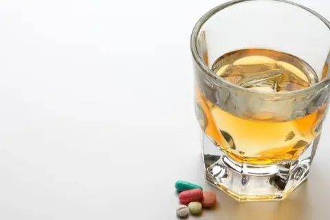 Czy alkohol szkodzi podczas leczenia Neosine? Fakty i zalecenia