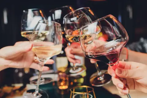 Niedoczynność tarczycy a alkohol: Czy można pić? Skutki i fakty