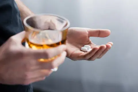 Alkohol i tabletki na nadciśnienie: Czy można łączyć? Poznaj fakty
