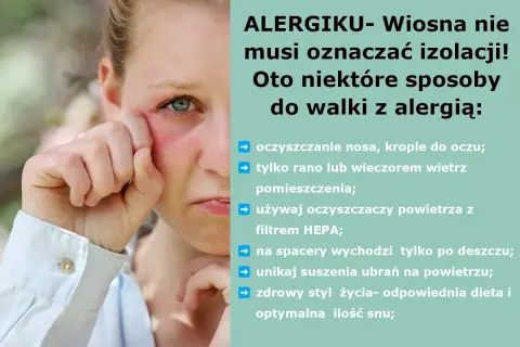 Dziewczyna z zaczerwienionym okiem i opuchniętą skórą, pocierająca oko ręką.