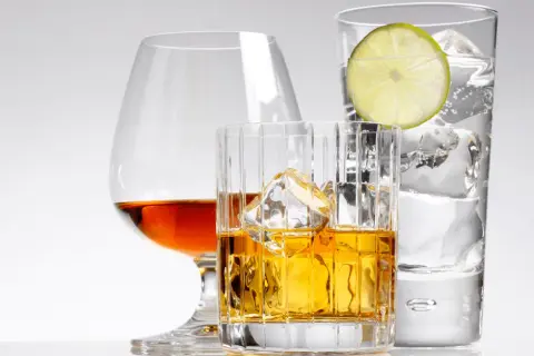 Czy alkohol szkodzi przy RZS? Poznaj wpływ na leczenie