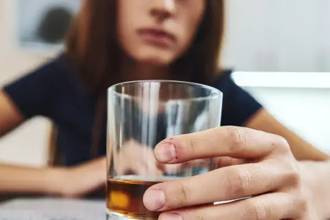 Czy przy antykoncepcji można pić alkohol? Poznaj fakty i zagrożenia