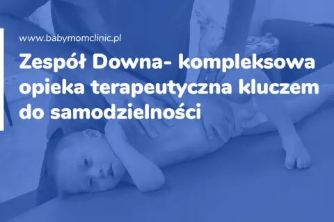 Dziecko z zespołem Downa leżące na macie, terapeuta masuje jego plecy.