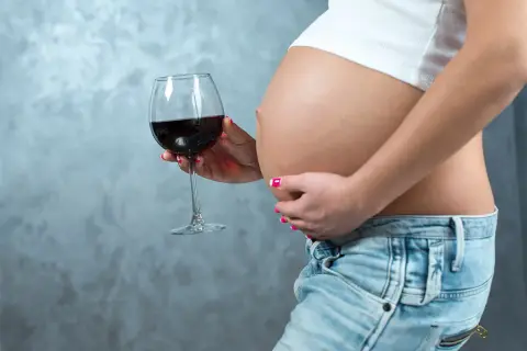 Czy alkohol wpływa na zajście w ciążę? Fakty i zagrożenia