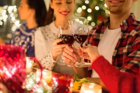 Czy można pić alkohol w Wigilię: fakty religijne i tradycje w rodzinie