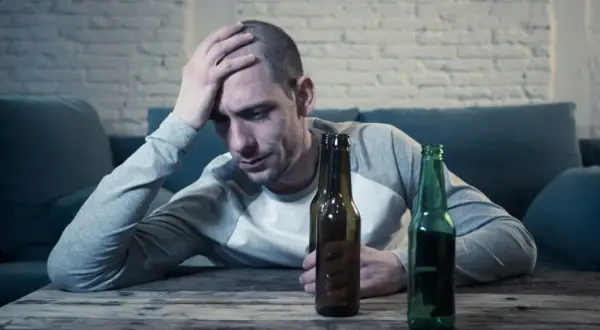 Możesz pić alkohol podczas badania kału? Sprawdź zalecenia lekarzy