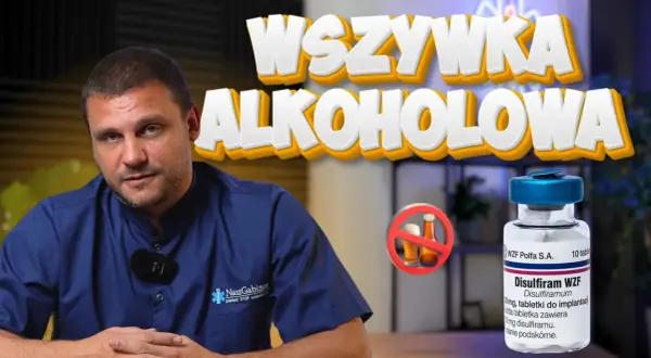 Mężczyzna w kitlu obok butelki leku Disulfiram WZF i symbolu zakazu picia alkoholu.
