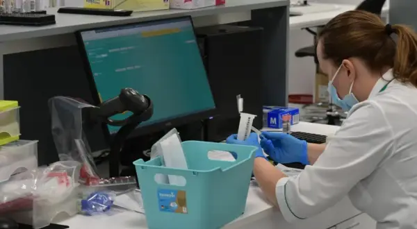 Pracownik laboratorium w maseczce i rękawiczkach przygotowuje próbki. Czy diagnostyka to dobre laboratorium? Tak, gdy jest tak precyzyjna.