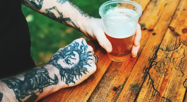 Picie alkoholu po tatuażu: co musisz wiedzieć dla bezpieczeństwa