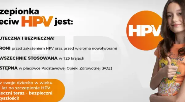 Dziewczynka z plastrem po szczepieniu HPV pokazuje kciuk w górę.
