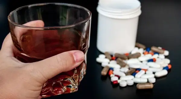 Czy ibuprom można mieszać z alkoholem? Poznaj ryzyka i skutki uboczne