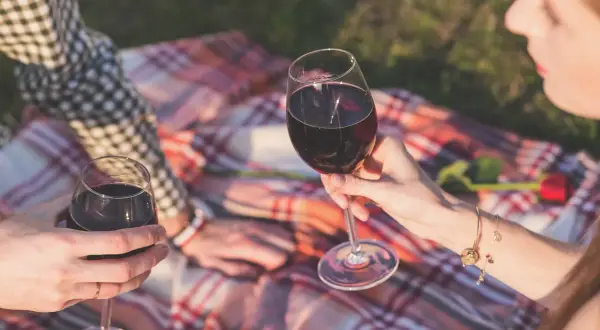 Czy można pić alkohol podczas okresu - poznaj prawdę i zagrożenia