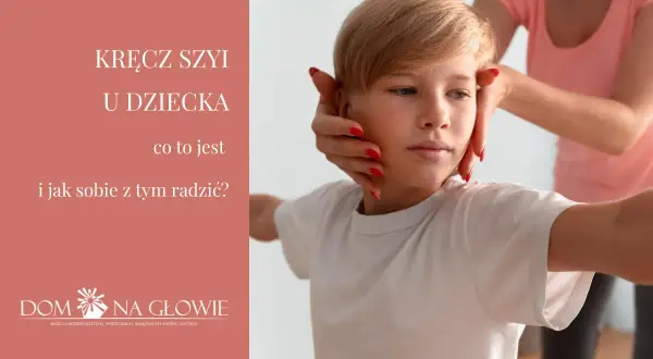 Dłoń delikatnie koryguje pozycję głowy chłopca, sugerując pomoc przy kręczu szyi u dziecka.