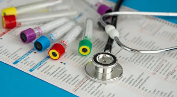 Badanie krwi u pediatry: kiedy sprawdzić poziom omega 3 dla dzieci?