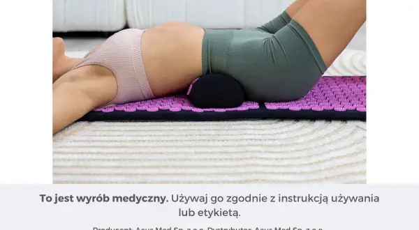 Kobieta leży na macie do akupresury, która wspiera jej odcinek lędźwiowy.