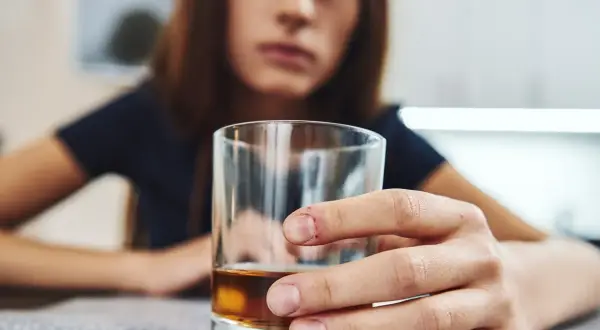 Czy przy antykoncepcji można pić alkohol? Poznaj fakty i zagrożenia