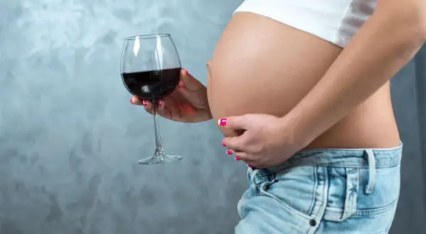 Czy alkohol wpływa na zajście w ciążę? Fakty i zagrożenia