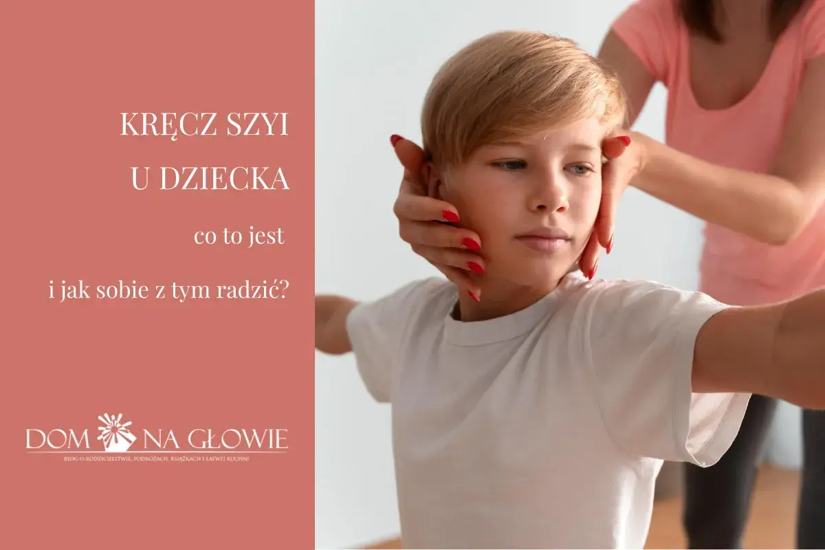 Dłoń delikatnie koryguje pozycję głowy chłopca, sugerując pomoc przy kręczu szyi u dziecka.
