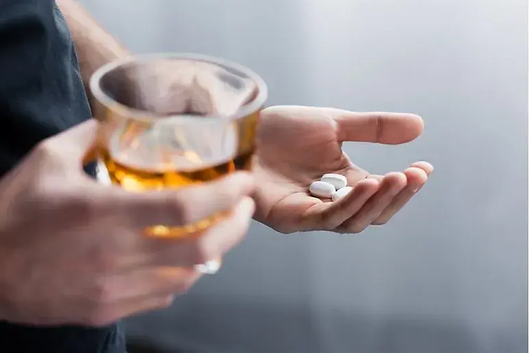 Mieszanie kreatyny z alkoholem: skutki dla zdrowia i efektywności