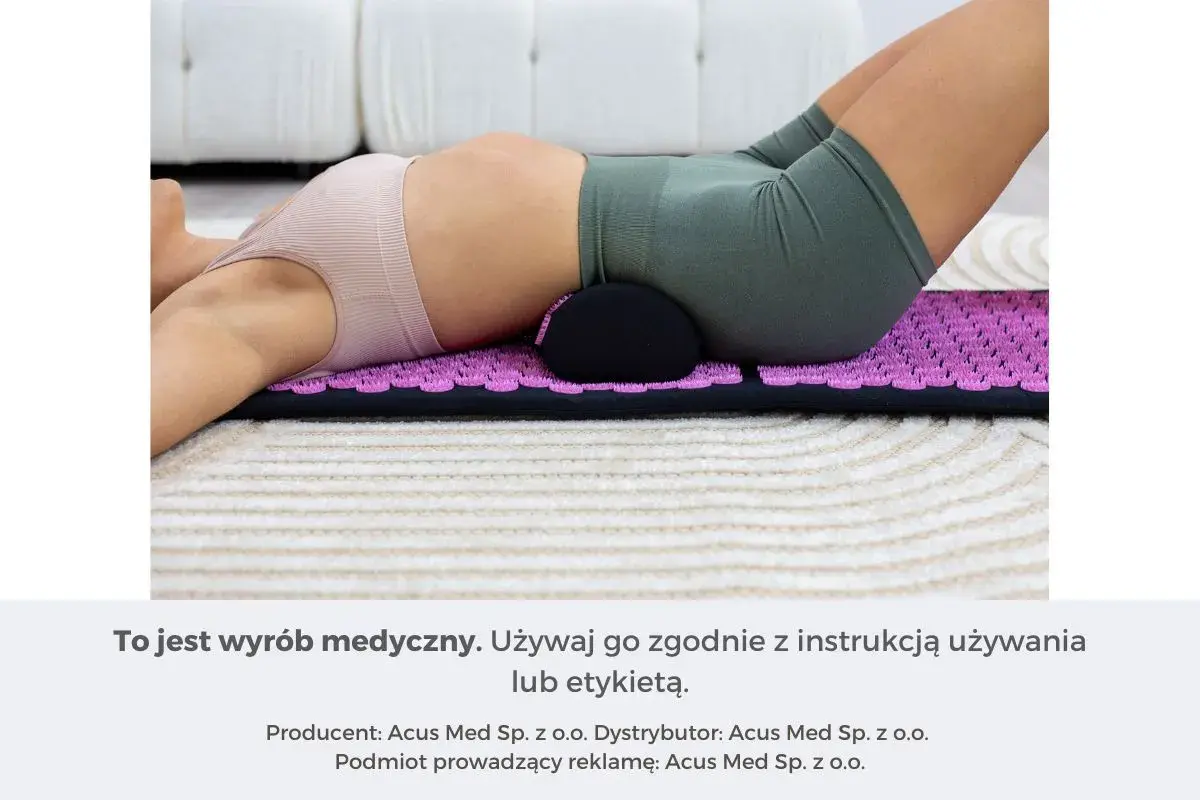 Kobieta leży na macie do akupresury, która wspiera jej odcinek lędźwiowy.
