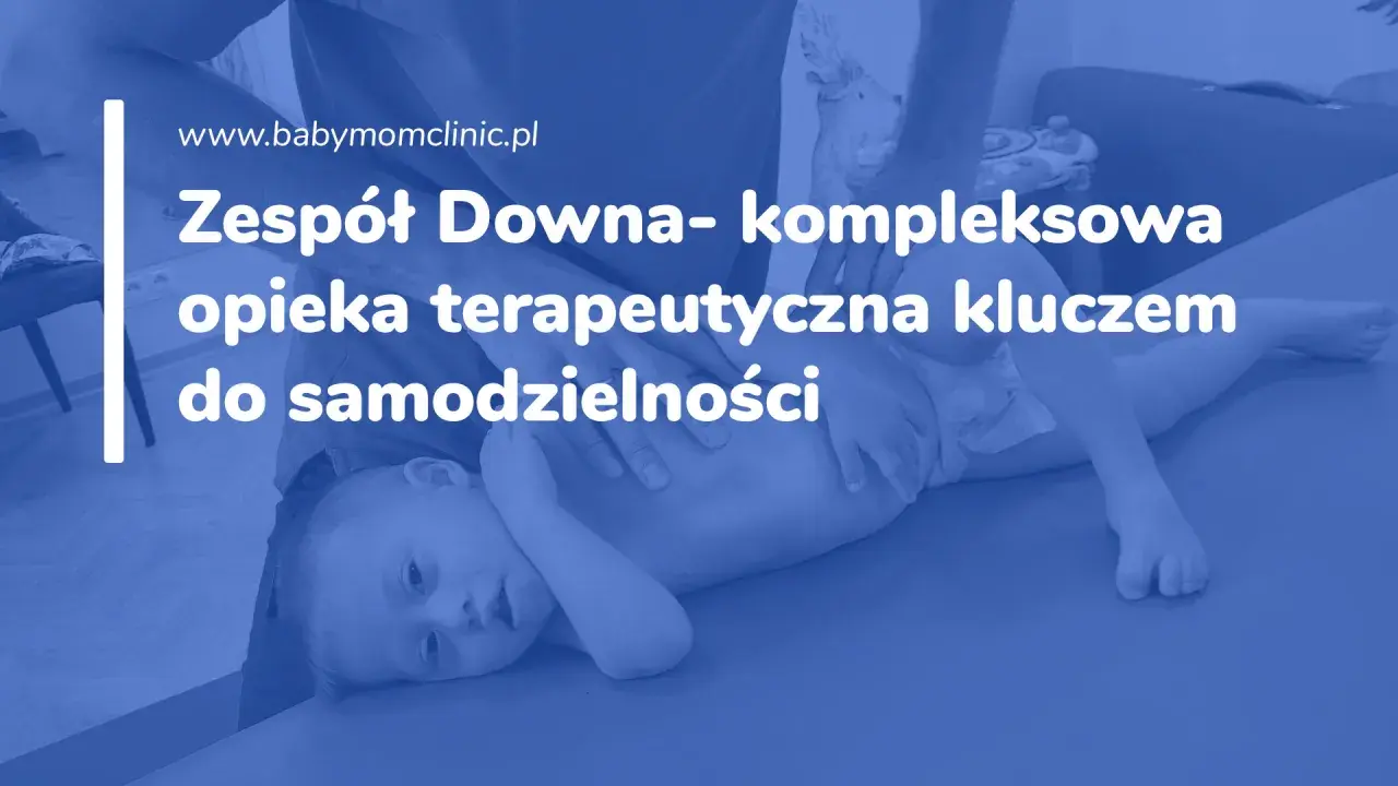 Dziecko z zespołem Downa leżące na macie, terapeuta masuje jego plecy.