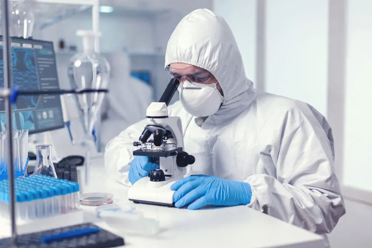 Praca w laboratorium jakie studia? Odkryj najlepsze kierunki edukacji