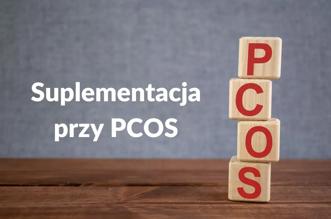 Suplementacja przy PCOS. Miovelia może wspierać kobiety z PCOS. Drewniane klocki z literami PCOS.