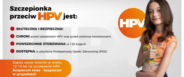 Dziewczynka z plastrem po szczepieniu HPV pokazuje kciuk w górę.