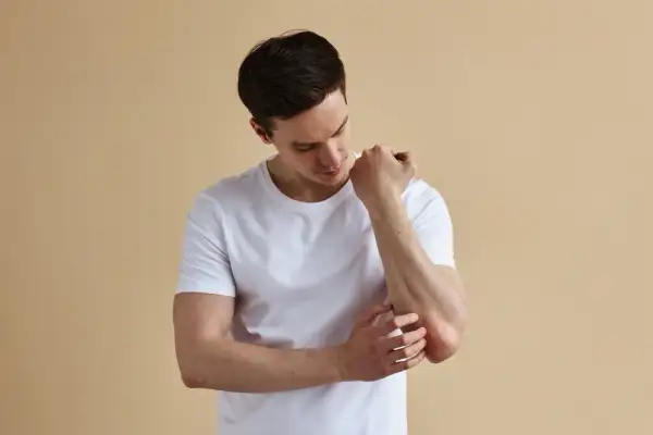 Różnica między skórą suchą a atopową – jak rozpoznać i leczyć
