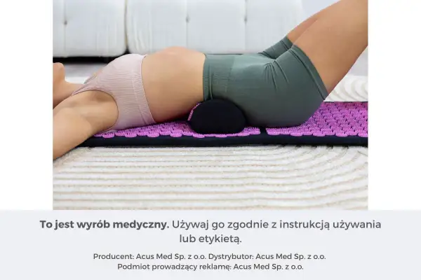 Kobieta leży na macie do akupresury, która wspiera jej odcinek lędźwiowy.